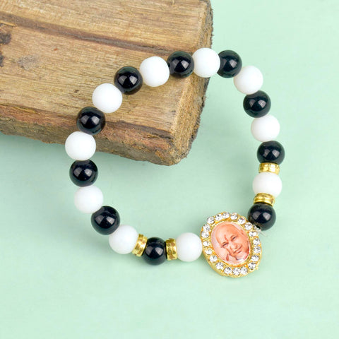 Black & White Beads Single Layer Guruji Swaroop Bracelet featuring elegant contrast beads and Jai Guruji Swaroop – ideal for spiritual wear, meditation, and gifting. India’s Largest Pooja Accessories Brand – www.satvikworld.com